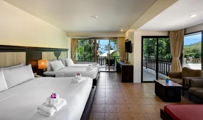 Habitación cuádruple con balcón — Patong Lodge Hotel - Thailand's Green Hotel Plus