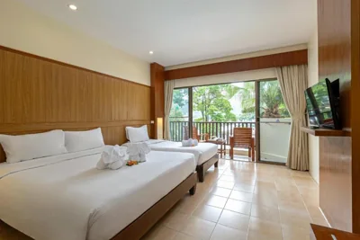 Habitación triple con balcón — Patong Lodge Hotel - Thailand's Green Hotel Plus